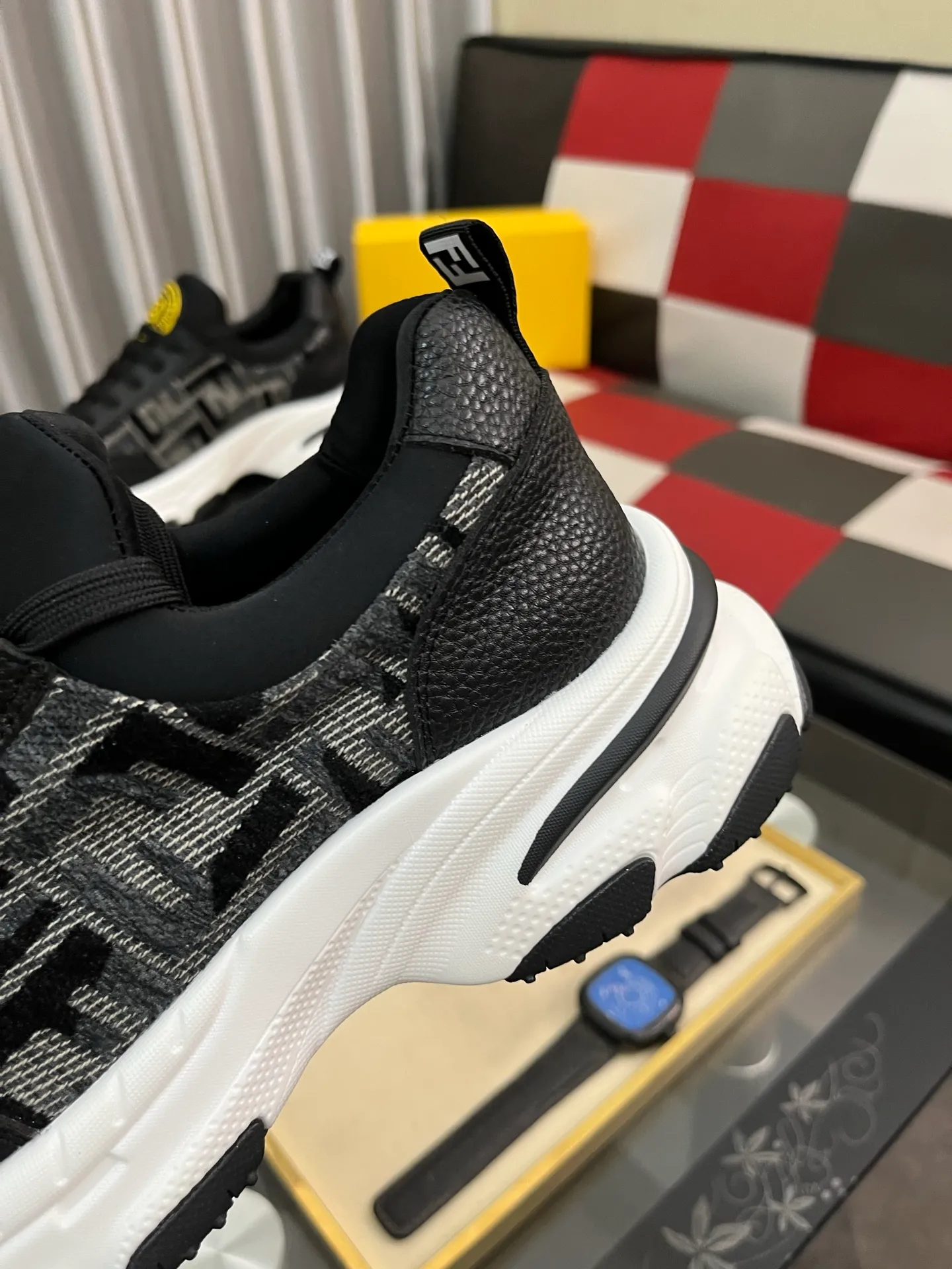 Men's Men's Shoes💰458⌚️⌚️[FENDI] Fendi's classic and comfortable men's, this sophisticated sneaker is made of soft calfskin➕genuine leather lining➕original ultra-light rubber material with rough outsole. This unique and light style suits the casual and sophisticated sensibility of this season. Size: 38-443️⃣Colors available